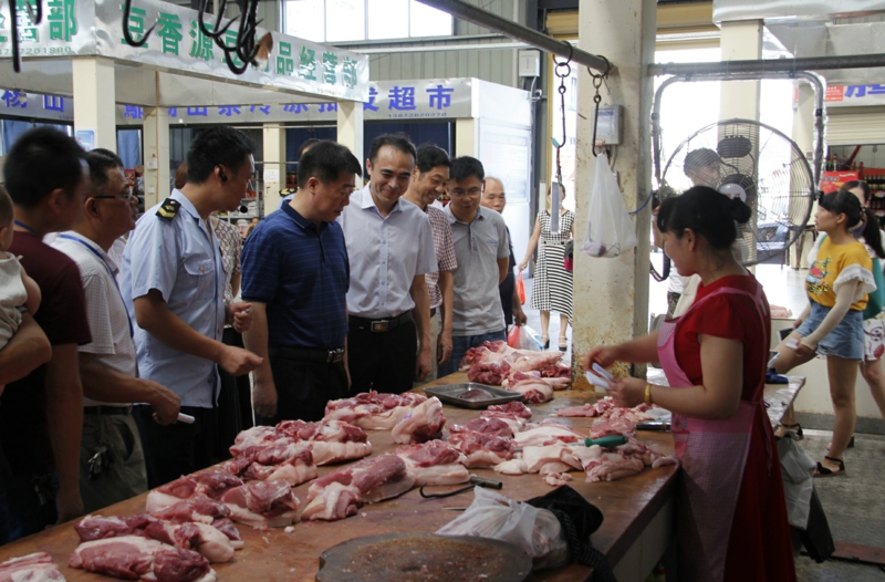 检查组在城区城南市场检查肉类检验检疫情况.jpg